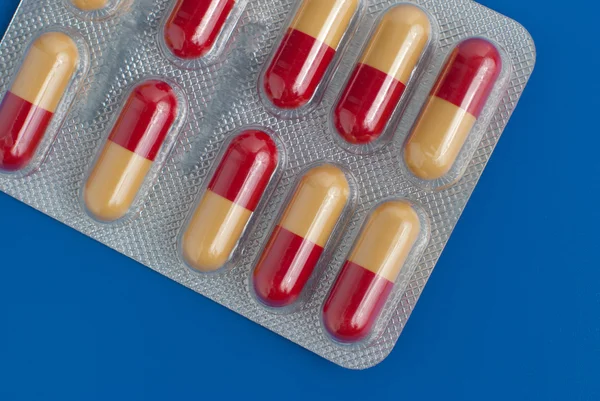 Röda och gula piller — Stockfoto