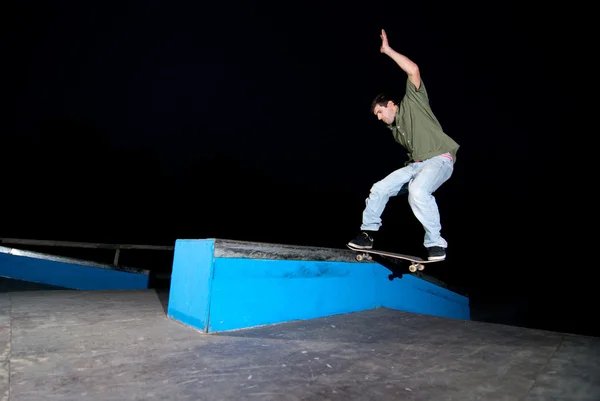 Skateboarder auf einer Rutsche — Stockfoto