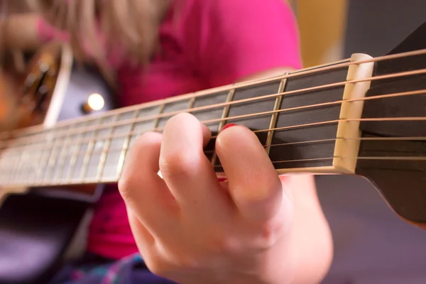 Mão Uma Menina Tocando Uma Guitarra — Fotografia de Stock