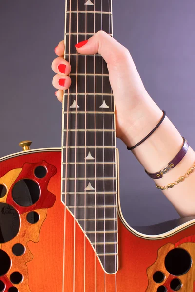 Mão Uma Menina Segurando Uma Guitarra Acústica Pelo Pescoço — Fotografia de Stock