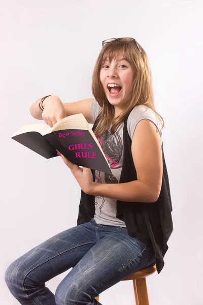 Chica leyendo —  Fotos de Stock