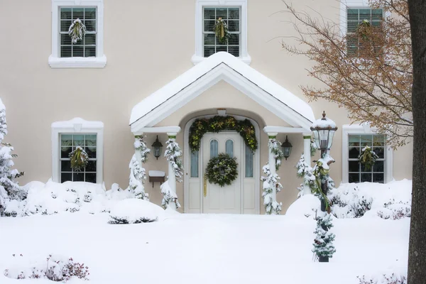 Изображение Дома Покрытого Снегом — стоковое фото