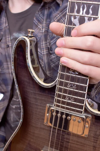 Ein Junger Gitarrist Hält Seine Gitarre Hals — Stockfoto