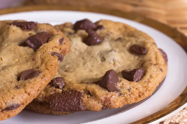 サービング 新鮮な焼きたてのチョコレート チップ クッキー — ストック写真