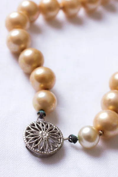 Eine Nahaufnahme Des Verschlusses Einer Perlenkette — Stockfoto