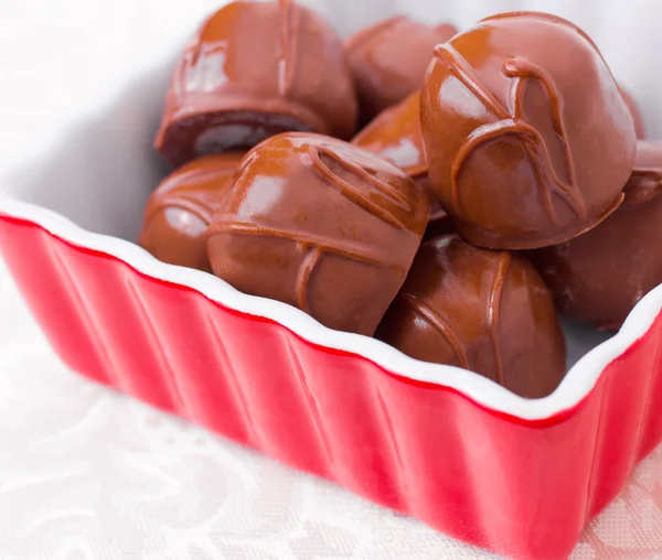 美味的巧克力在红色的培养皿中形象 — 图库照片