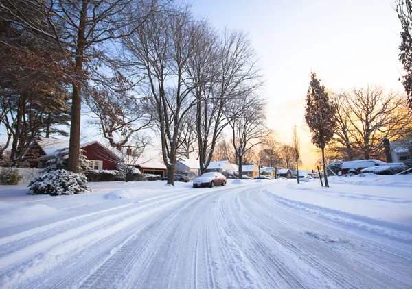 Escena de nieve suburbana —  Fotos de Stock