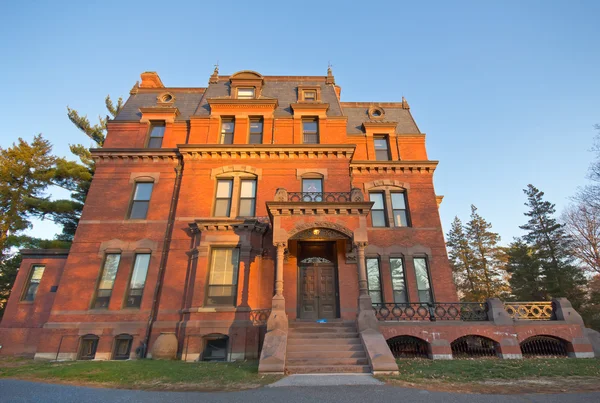Ein Pfarrhaus Viktorianischen Stil Das Der Morgensonne Leuchtet — Stockfoto