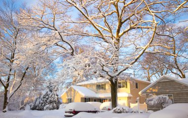tipik bir Amerikan ev, yoğun kar yağışı ardından sabah karla kaplı.