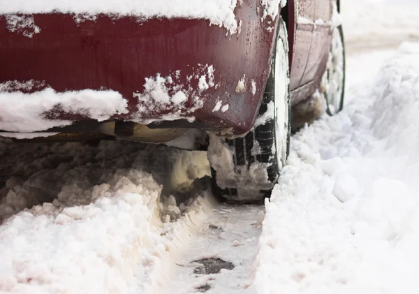 O pneu de um carro enquanto dirige na neve — Fotografia de Stock