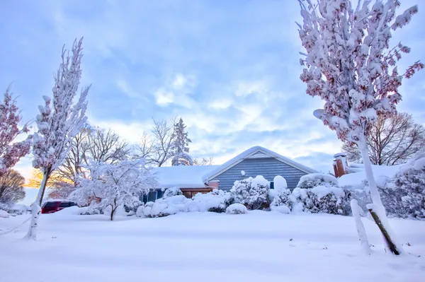 Casa De manhã Neve — Fotografia de Stock