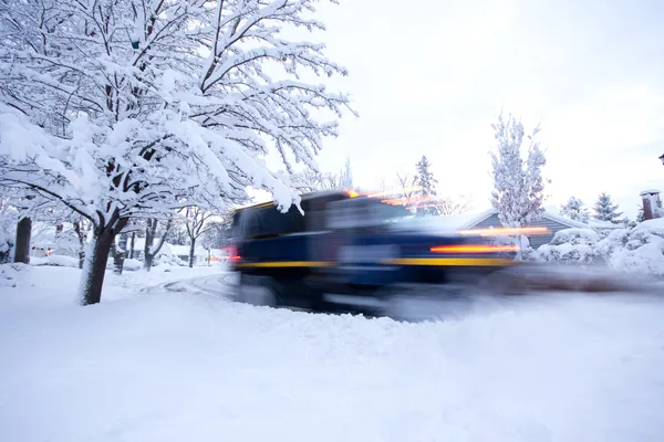 Arado de nieve en movimiento — Foto de Stock