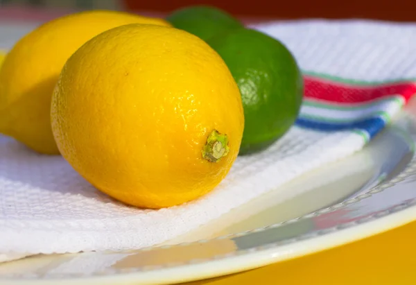 Limones y limas —  Fotos de Stock
