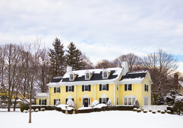 Gele huis bedekt met sneeuw — Stockfoto