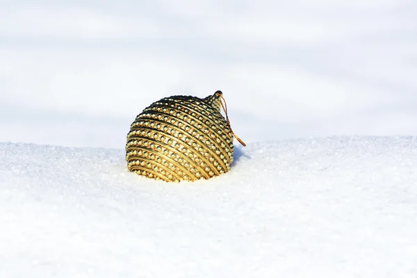 Palla di Natale nella neve — Foto Stock