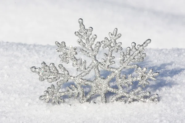 Floco de neve de prata bonita na neve — Fotografia de Stock
