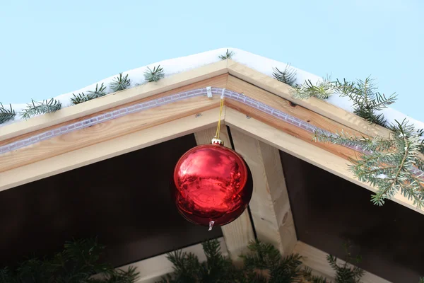 Vánoční dekorace na střeše — Stock fotografie