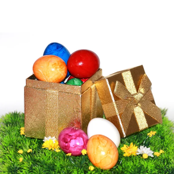 Barevné velikonoční vajíčka jako dárek — Stock fotografie