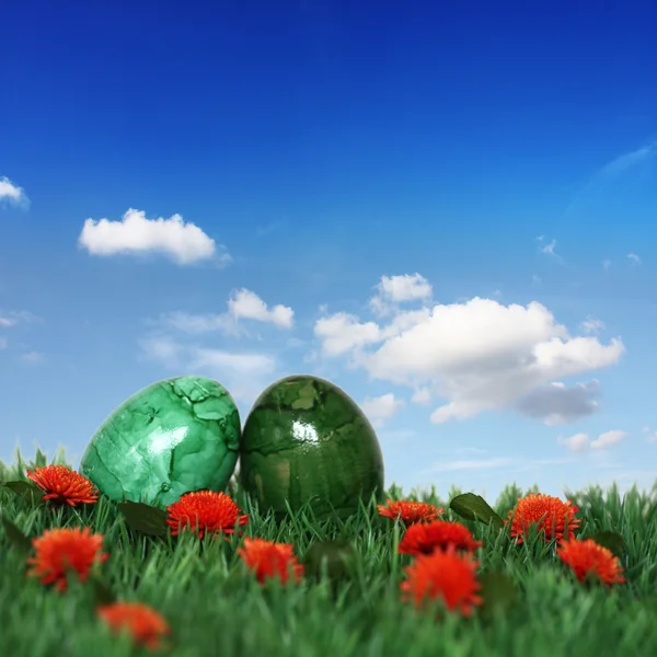 Зеленые яйца в зелени — стоковое фото