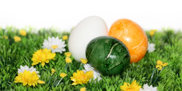 Великодні прикраси з кольоровими яйцями — стокове фото