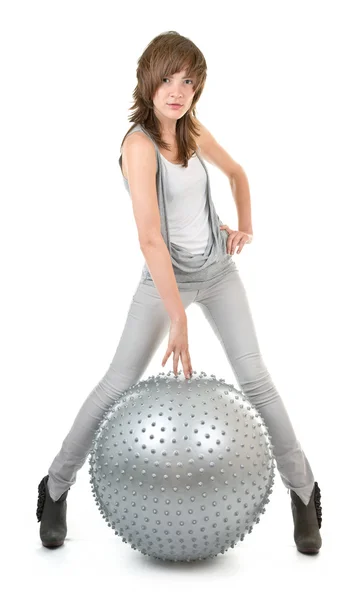 Спортивная девушка с серебряным шаром — стоковое фото