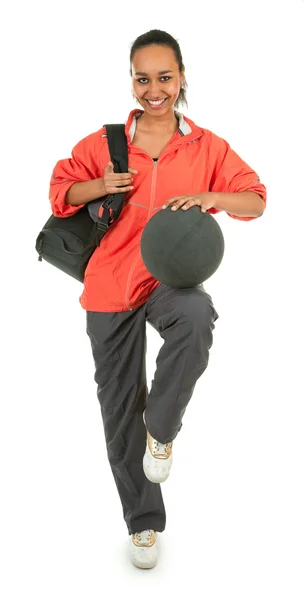Спортивная девушка с мячом — стоковое фото