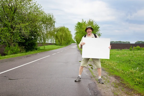 Turista em uma estrada rural — Fotografia de Stock