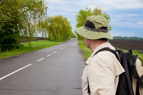 Tourist on a country road — Stock Photo, Image