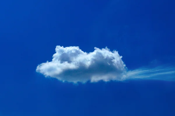Lättnad pittoreska moln är i himlen — Stockfoto