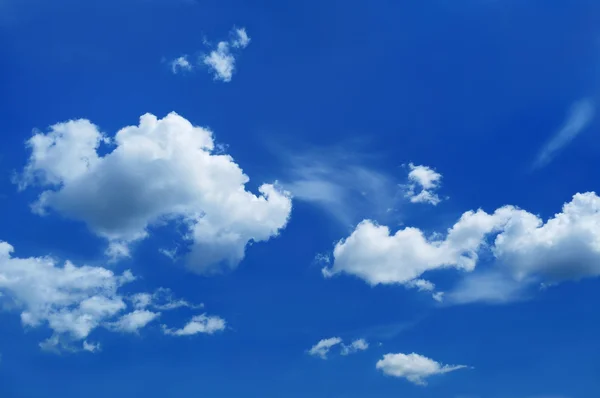 Рельєфні мальовничі хмари в небі — стокове фото