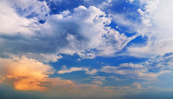 Erleichterung malerische Wolken — Stockfoto