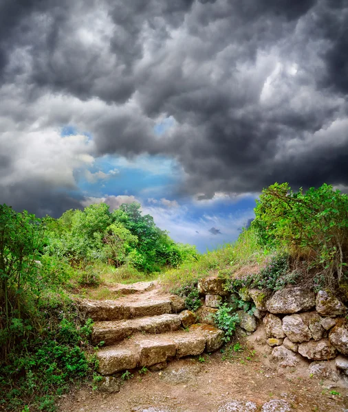 Treppe in den Ruinen der antiken Höhlenstadt — Stockfoto