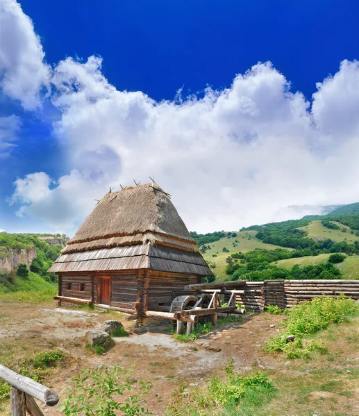 Cabana de camponês pobre em planaltos pitorescos — Fotografia de Stock