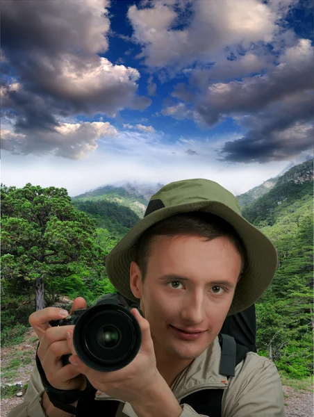 Młody turysta z kamerą — Zdjęcie stockowe