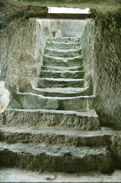 Σκάλα στα ερείπια της αρχαίας σπήλαιο πόλης — Φωτογραφία Αρχείου