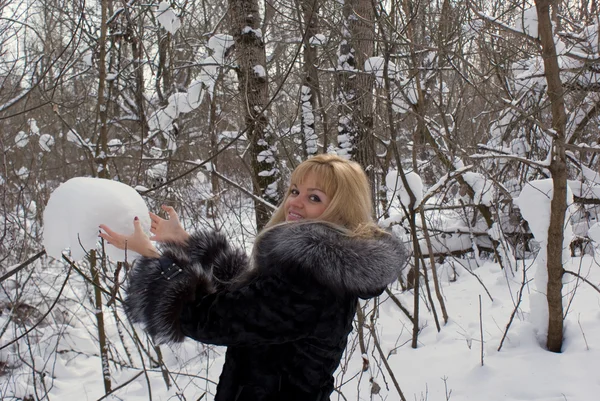 在冬季雪木迷人的女孩的肖像 — 图库照片