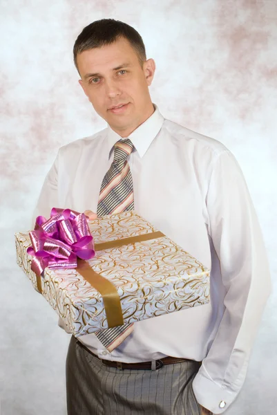 男人喜欢送礼物的假日 — 图库照片