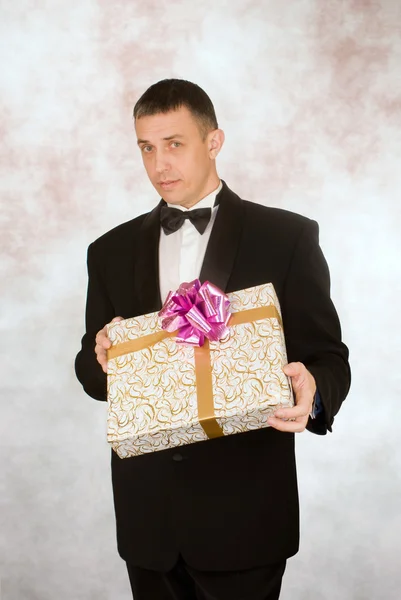 Мужчина Любит Дарить Подарки Праздник — стоковое фото