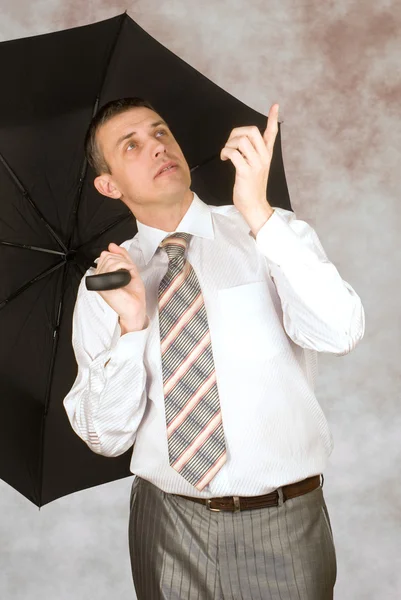 Uomo Affari Controlla Una Presenza Pioggia Dito Strada — Foto Stock