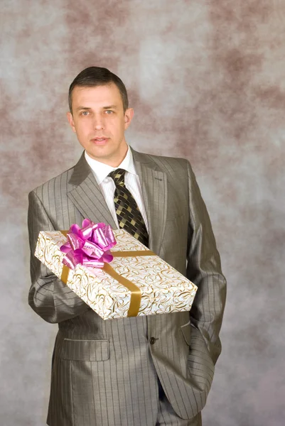 Мужчина Любит Дарить Подарки Праздник — стоковое фото