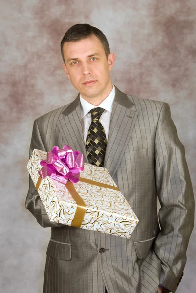 Homem Gosta Dar Presentes Umas Férias — Fotografia de Stock