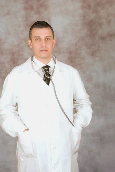 Der Praktizierende Arzt Führt Sorgfältig Die Ärztliche Untersuchung Des Patienten — Stockfoto