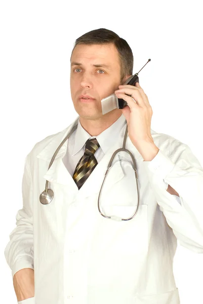 医者は患者の携帯電話でアドバイスします — ストック写真