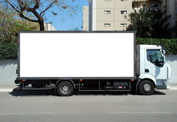 Caminhão branco com painel em branco — Fotografia de Stock