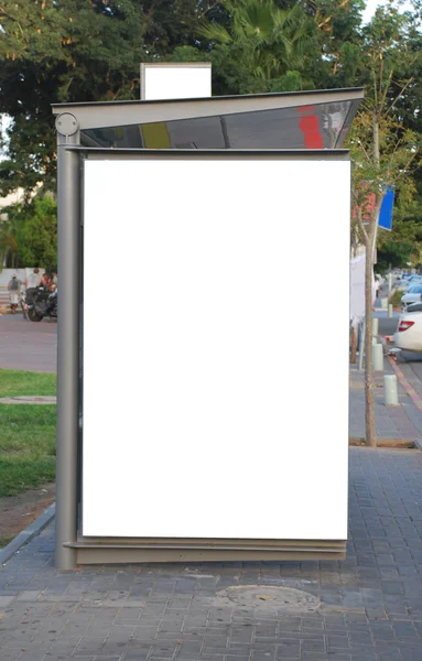 Μια Κενή Λευκή Πινακίδα Στο Σταθμό Λεωφορείων — Φωτογραφία Αρχείου