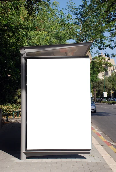 Белый знак остановки автобуса — стоковое фото