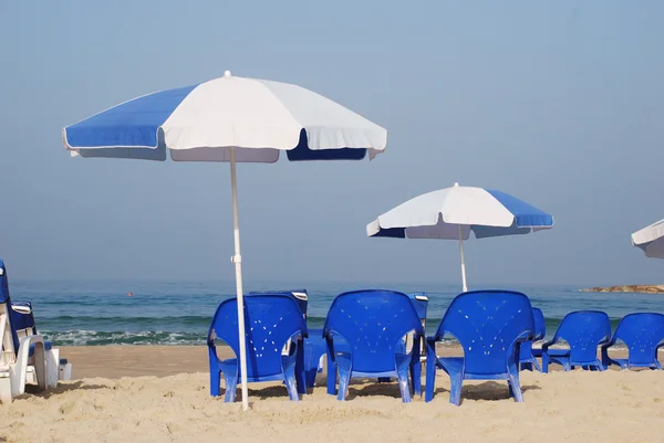 해변에서 모래에 우산 — 스톡 사진