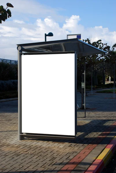 Egy Üres Fehér Tábla Buszpályaudvaron — Stock Fotó