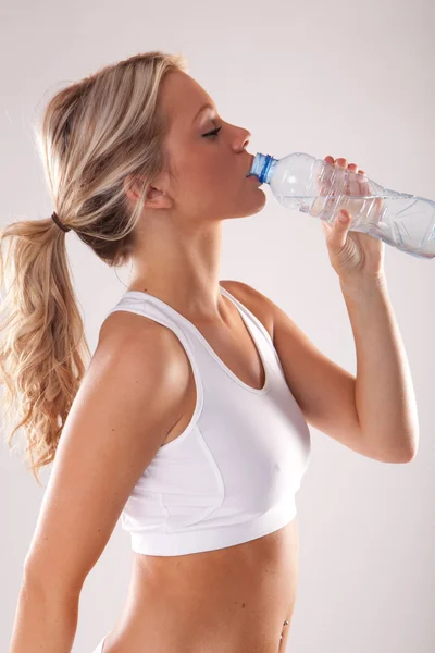 Woman drinking water — Stock Photo, Image