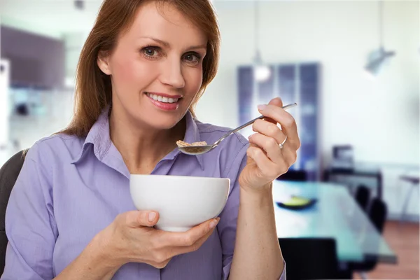 Eating a bowl of cereal — Stock Photo, Image